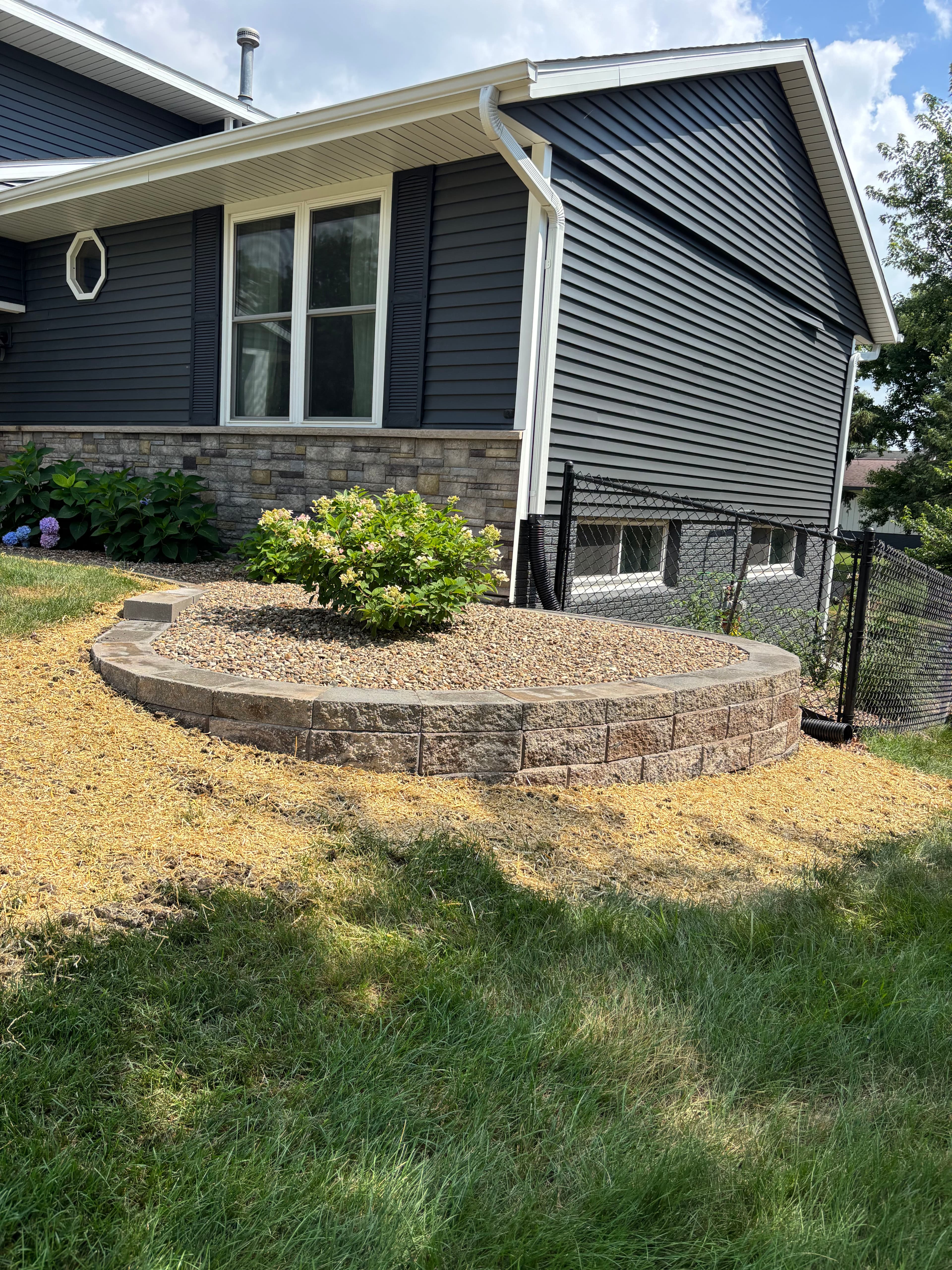 Project Curved Retaining Wall and Landscape Bed in Cedar Rapids image